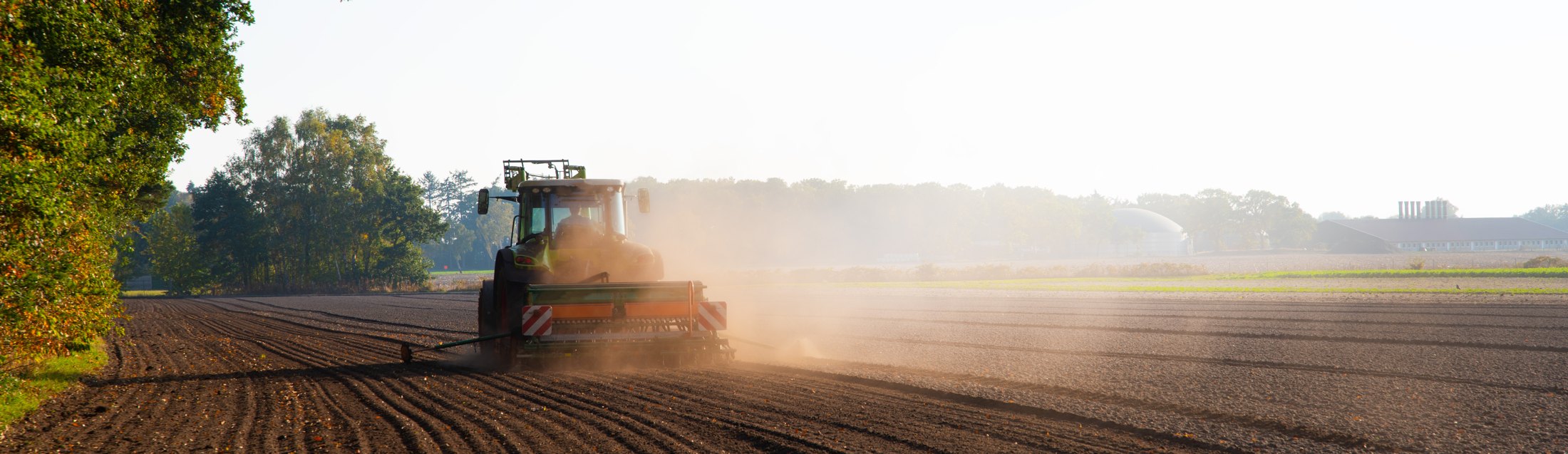 Praca w polu o świcie — Projekt Agro